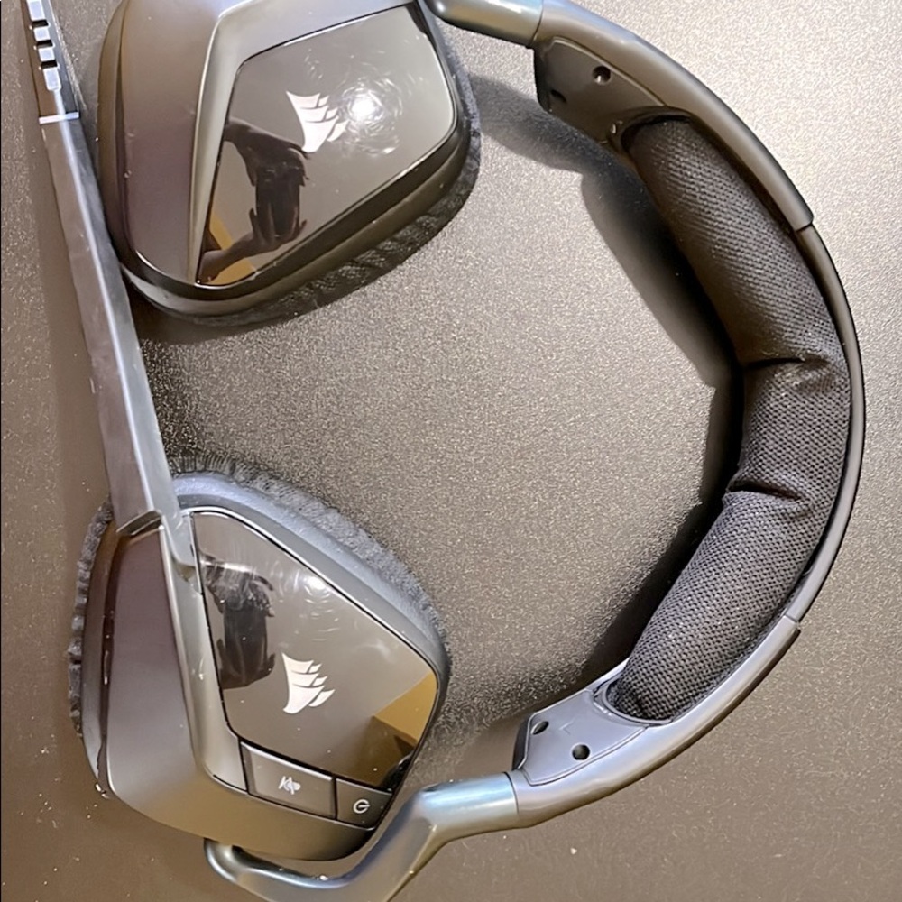 Wireless gaming headphones
